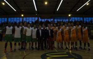 Photo des équipes du Match d'exhibition de début de saison à la salle DESBUQUOIS de HAZEBROUCK  avec le BCM GRAVELINES face à l'ESSM LE PORTEL