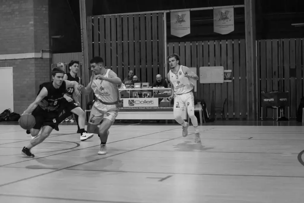 Coeur de Flandre Basket Ball, Seniors 1 cross & dribble de Gatien afin de passer son joueur